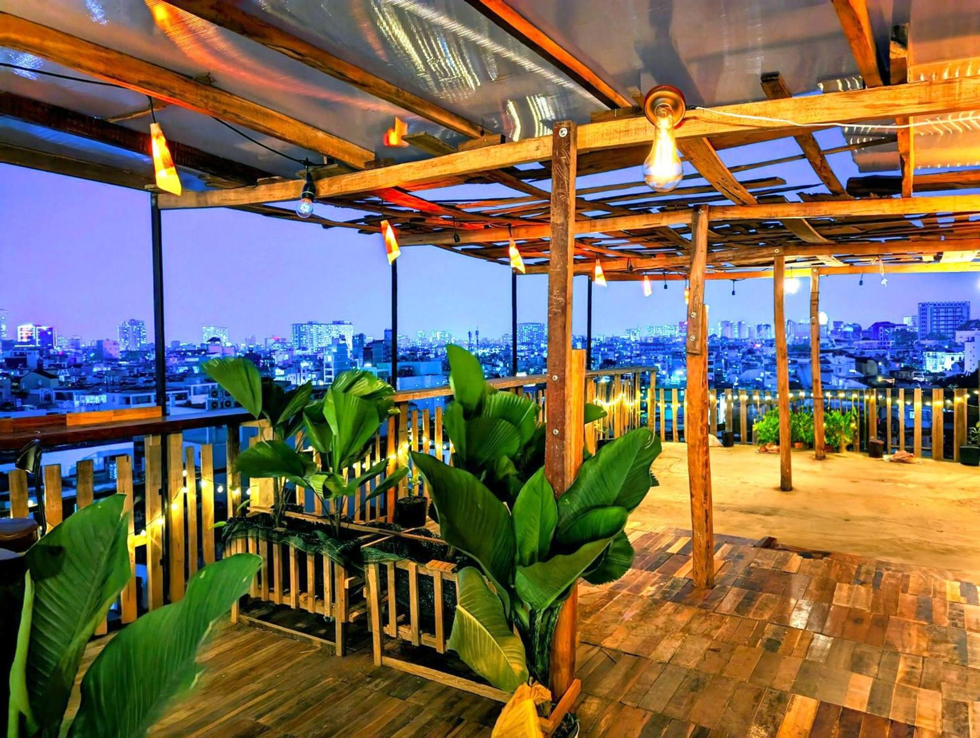 The Gk House Hostel, Ecolliving, Central City, Natural Wooden, Chill View Rooftop, Restaurant And Cocktail Bar Хошимін Екстер'єр фото
