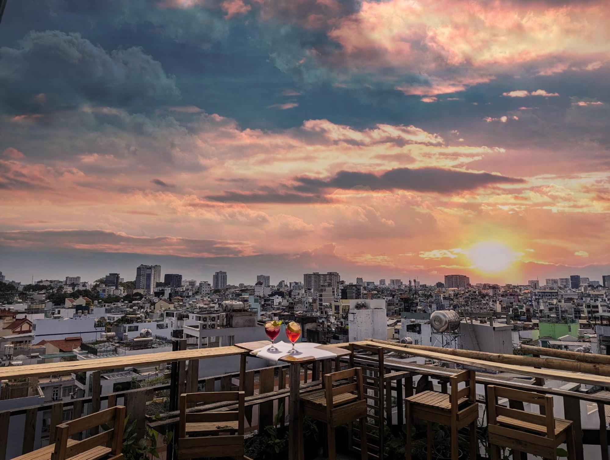 The Gk House Hostel, Ecolliving, Central City, Natural Wooden, Chill View Rooftop, Restaurant And Cocktail Bar Хошимін Екстер'єр фото